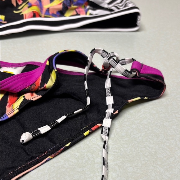 Chic Multicolor Abstract Bikini Set - Picture 5 of 12